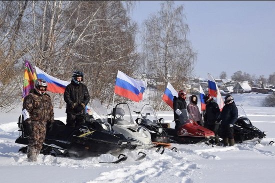 В Свердловской области автоинспекторы провели марафон-шоу "Февральская метель" среди водителей снегоходов и детей, передвигающихся на снегокатах